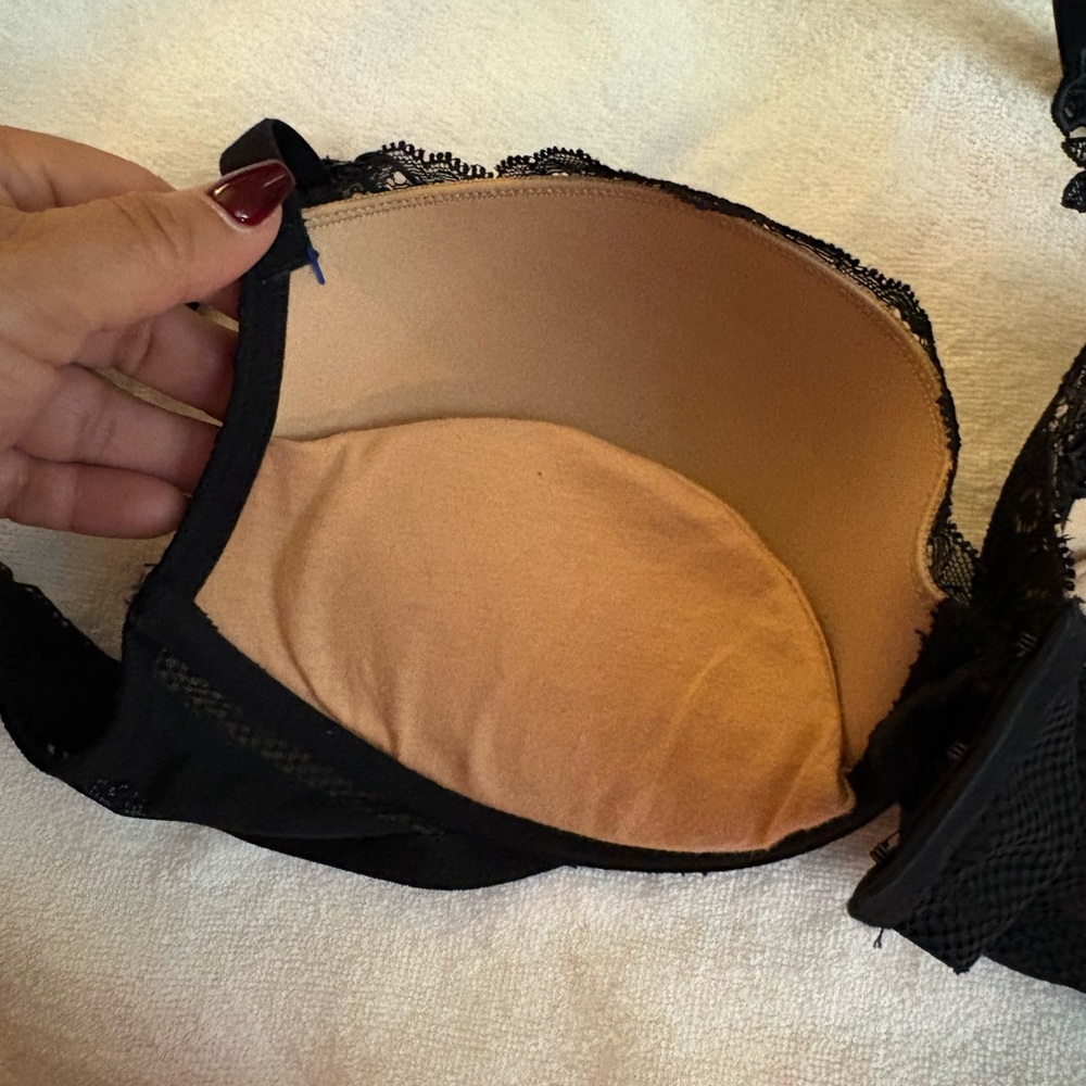 Adore Me Black Lace Bra with Intricate Design - Picture 7 of 8